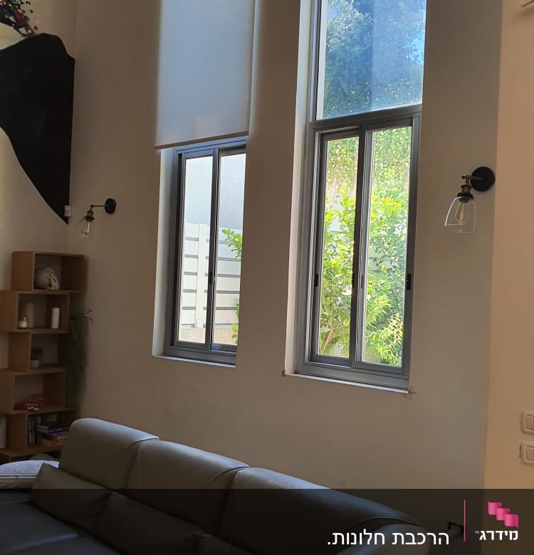 חלונות אלומיניום גדולים עם מסגרות אפורות